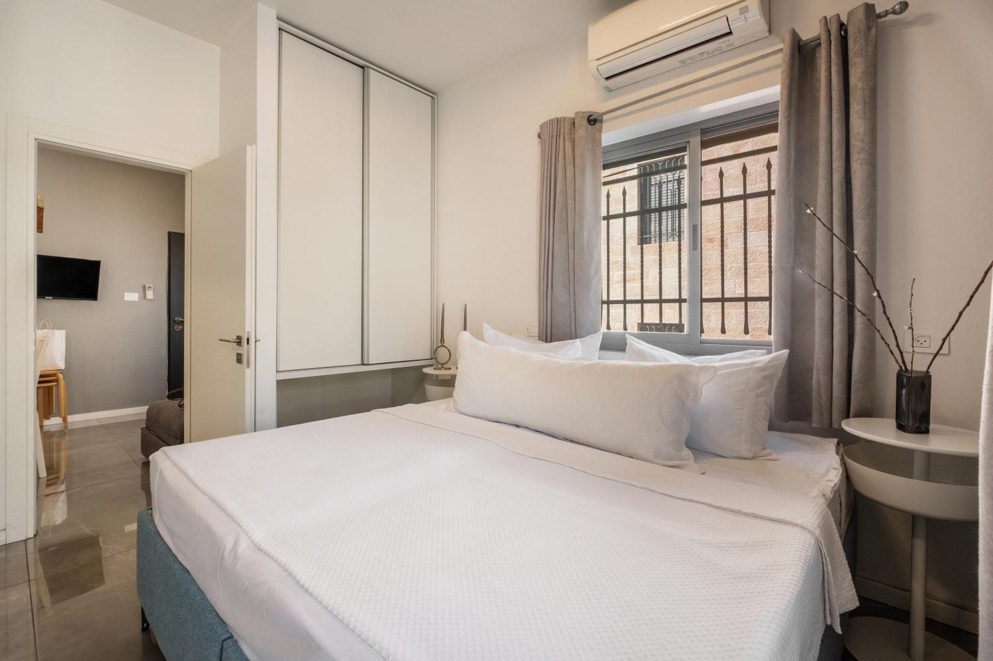 Dinning Room, Bedroom And Balcony Jerusalém Exterior foto